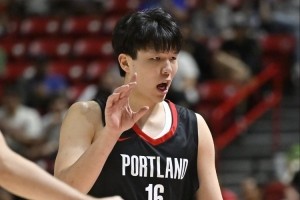 队记：小杨送出漂亮的传球助攻队友上篮 这是中国萨博尼斯！